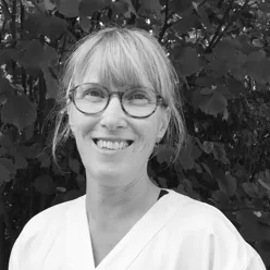 En person som bruker briller