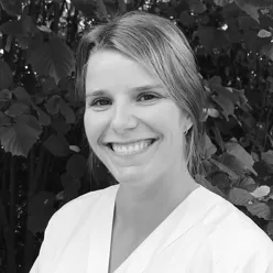 En kvinne som smiler til kameraet