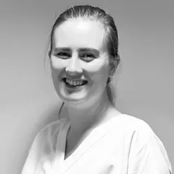 En kvinne som smiler til kameraet