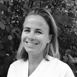 En person som smiler til kameraet