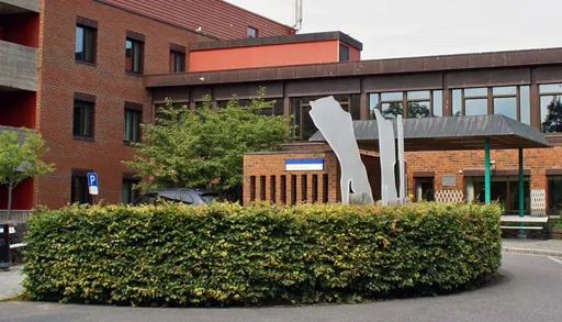 En bygning med et stort skilt foran seg