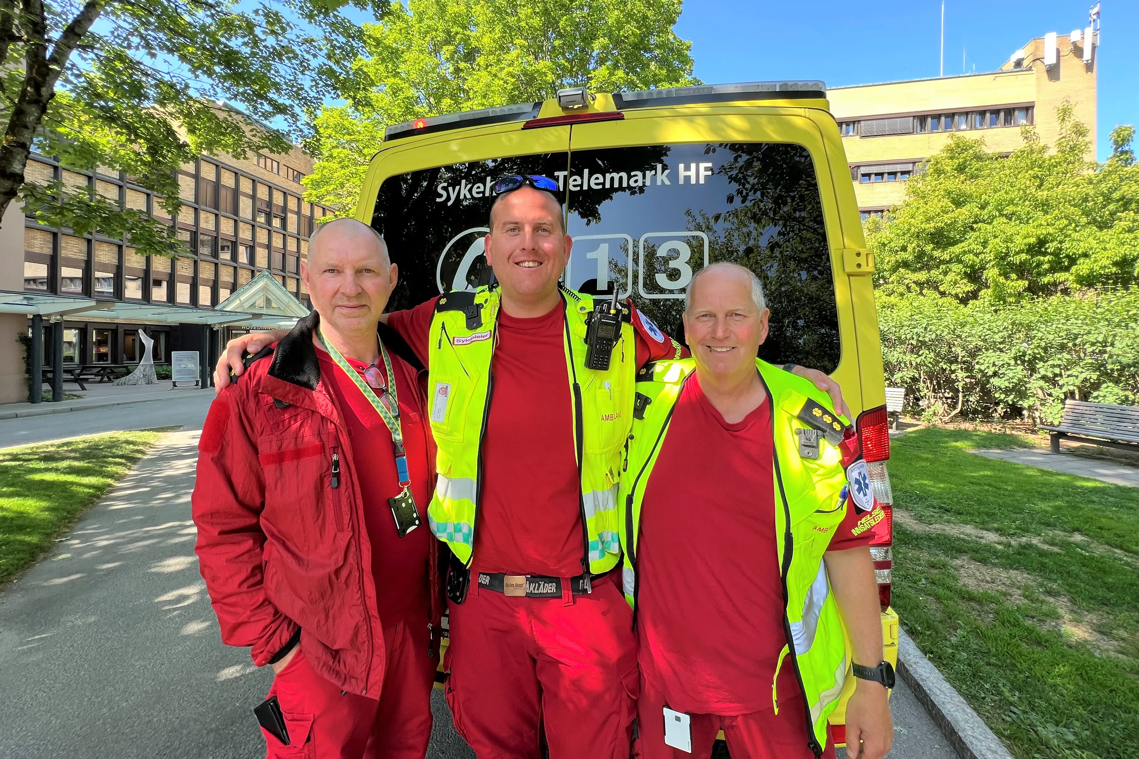 Idar Hagen Pryerdalen stortrives i jobben som ambulansearbeider ved Sykehuset Telemark.