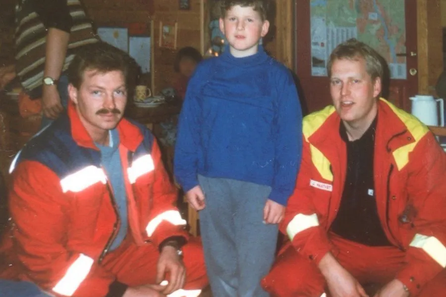 Idar Hagen Pryerdalen sammen med de to ambulansearbeiderne for 27 år siden. I dag er de gode kolleger.