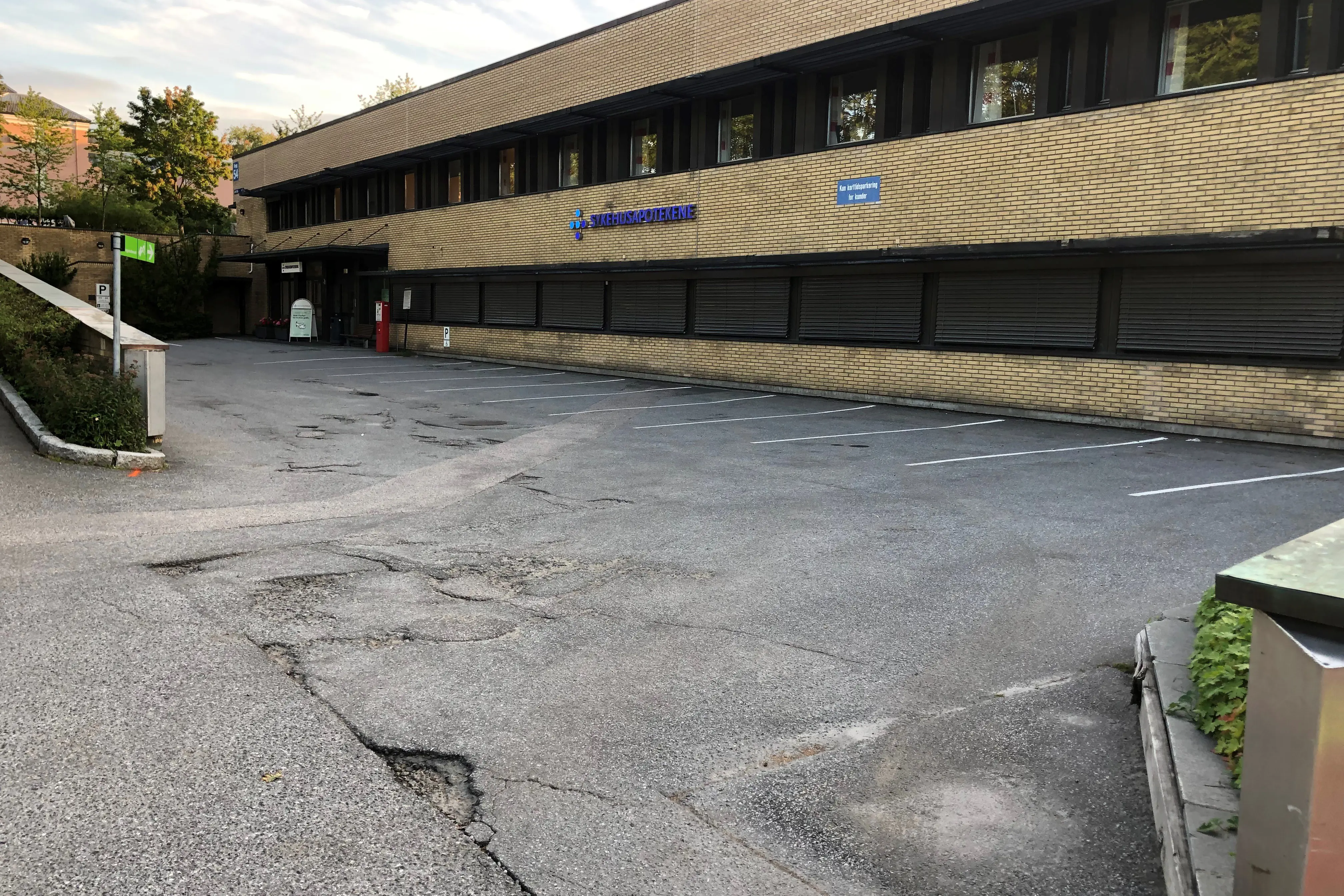 Gårdsplassen foran sykehusapoteket i Skien