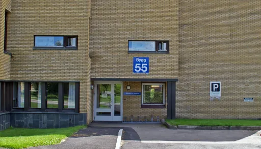 En murbygning med et skilt på forsiden