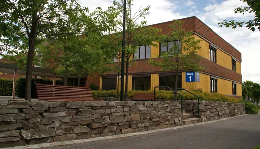 Bygg 1 i Skien, sett fra parkeringsområdet