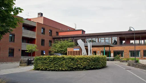 En bygning med parkeringsplass