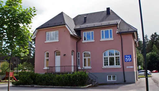 Bygg 59 i Skien, sett fra parkeringsområdet