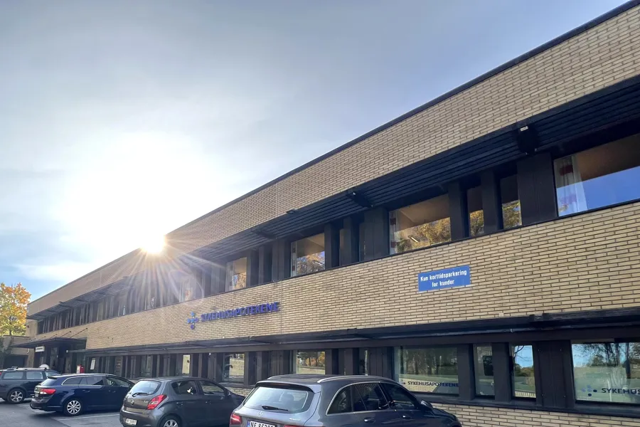 En bygning med en stor glassfront